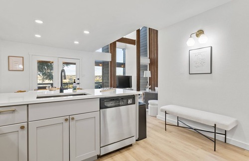 Point Venture House | Lakefront Views and Sunsets