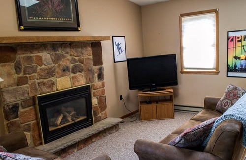 White Haven Cabin | LAKEFRONT w/ HOT TUB/ GAME ROOM/ FIREPIT/ 5 MIN TO SKI/ sleeps 12 / Pet Friendly