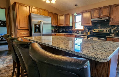 White Haven Cabin | LAKEFRONT w/ HOT TUB/ GAME ROOM/ FIREPIT/ 5 MIN TO SKI/ sleeps 12 / Pet Friendly