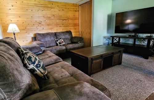 White Haven Cabin | LAKEFRONT w/ HOT TUB/ GAME ROOM/ FIREPIT/ 5 MIN TO SKI/ sleeps 12 / Pet Friendly