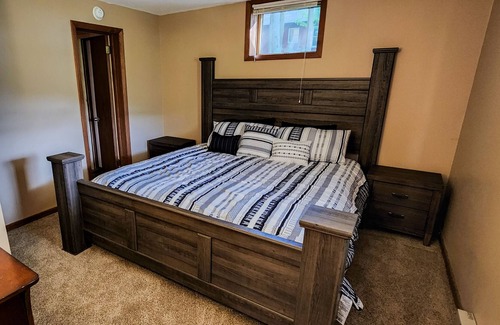 White Haven Ski Chalet | LAKEFRONT w/ HOT TUB, FIRE PIT, 5 MIN TO SKI / Sleeps 22/ Pet Friendly