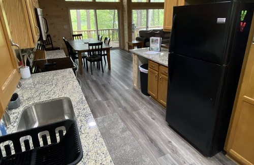 White Haven Cabin | LAKEFRONT w/ HOTTUB/FIRE PIT/Arcade GAMES/5 MIN TO SKI/ Sleeps 14+ Pet Friendly