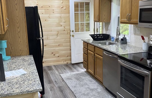 White Haven Cabin | LAKEFRONT w/ HOTTUB/FIRE PIT/Arcade GAMES/5 MIN TO SKI/ Sleeps 14+ Pet Friendly