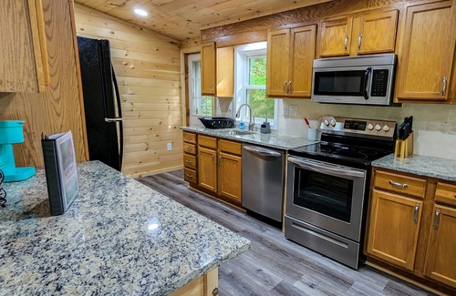 White Haven Cabin | LAKEFRONT w/ HOTTUB/FIRE PIT/Arcade GAMES/5 MIN TO SKI/ Sleeps 14+ Pet Friendly
