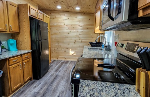 White Haven Cabin | LAKEFRONT w/ HOTTUB/FIRE PIT/Arcade GAMES/5 MIN TO SKI/ Sleeps 14+ Pet Friendly