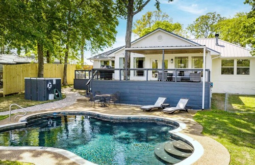 Cedar Creek Reservoir House | Lakefront w/pool, private dock & fire pit