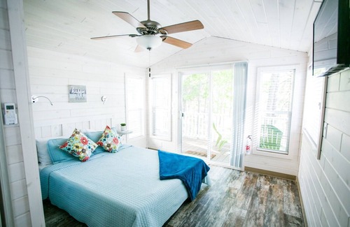 Steele Creek Cabin | Lakefront Water Studio Cabin with Porch #11