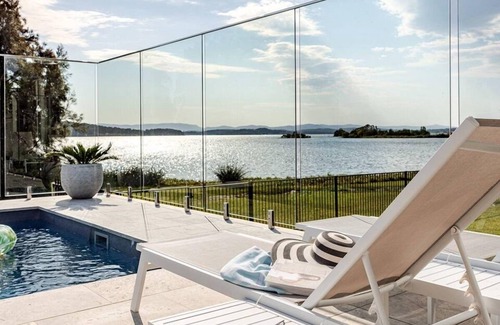 Lake Macquarie City Council House | Lakefront with Pool Sleeps 12