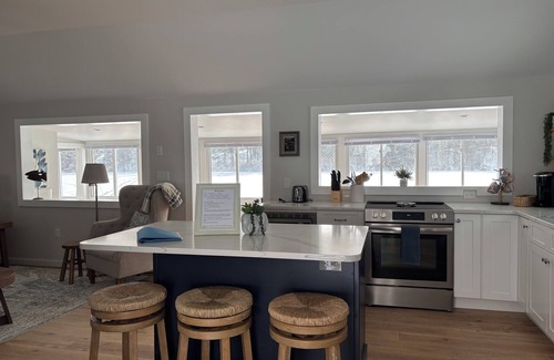 Loudon Cottage | Lakefront Year-Round Retreat with Kayaks & Dock in Concord, NH, Cozy & Modern"