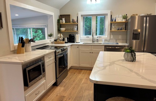 Loudon Cottage | Lakefront Year-Round Retreat with Kayaks & Dock in Concord, NH, Cozy & Modern"