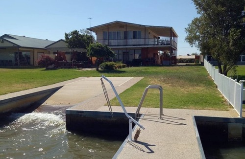 Mulwala House | Lakehouse At Mulwala - Two jetties and private boat ramp