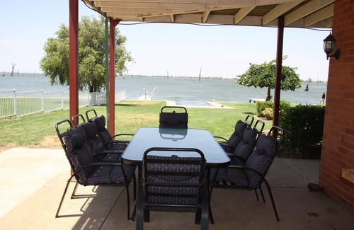 Mulwala House | Lakehouse At Mulwala - Two jetties and private boat ramp