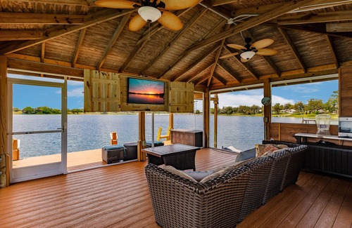 Avon Park House | Lakehouse Getaway