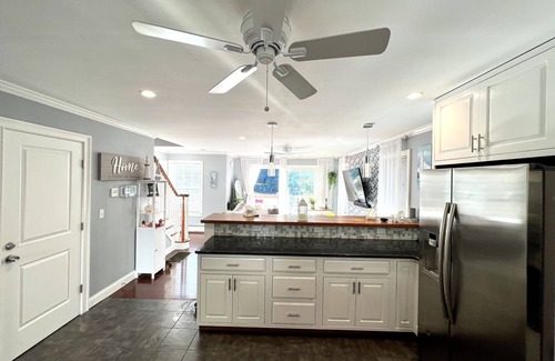 New Fairfield House | Lakehouse; Kayaks, Grill, FirePit, Gym, Movie Room, Pool Table, Air Hockey etc!