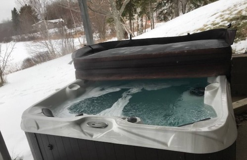 Christmas House | Lakehouse near Pictured Rocks, with Hot Tub, walking distance to Casino & Bars!