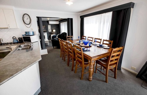 Paynesville House | Lakehouse on Waverley - Looking for a peaceful, relaxing getaway?
