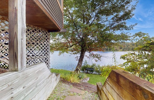 Eden House | Lakehouse, waterfront, dock, kayaks, wifi, grill, outdoor dining, ping-pong, w/d