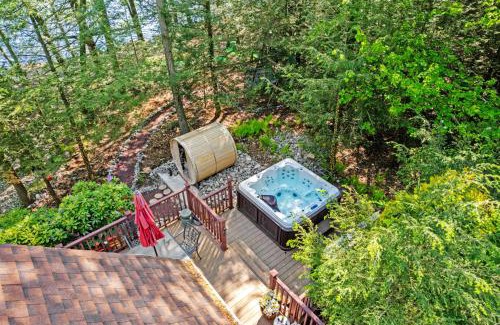 Pocono Summit Ski Chalet | Lakehouse with Boats, MiniGolf, Sauna, HotTub, Swings and Playground!