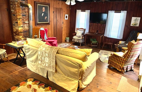 Sandwich House | Lakes Region! Historic 200+ Year Old Beautiful Cape 1 mi from Squam Town Beach