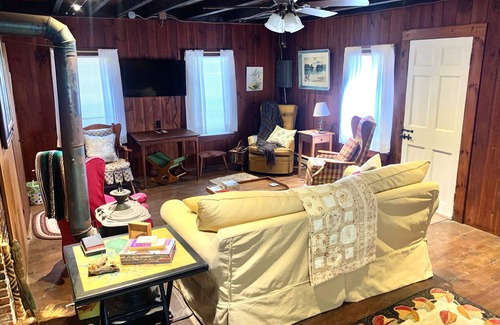 Sandwich House | Lakes Region! Historic 200+ Year Old Beautiful Cape 1 mi from Squam Town Beach