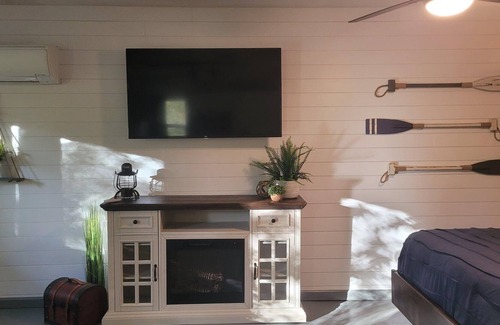 Lynn Cabin | Lakeshore Cottage Lake Lanier | Privacy, Free Wifi
