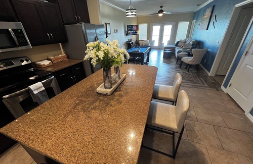 Eureka Condo | Lakeshore Escape Pool, Lake, Pool Table, Arcade Machine 2 KING BEDS, sleeps 8