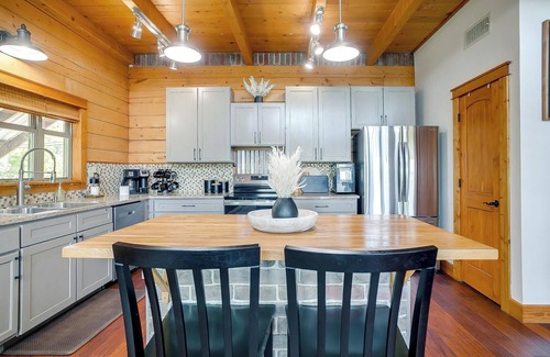 Dennis House | Lakeshore Lodge in peaceful Granbury