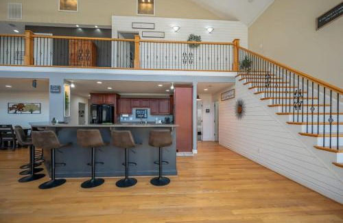 Lynn House | Lakeshore Retreat with Lake Lanier views & hot tub