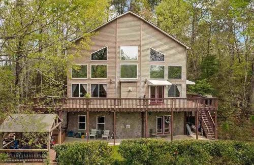 Lynn House | Lakeshore Retreat with Lake Lanier views & hot tub