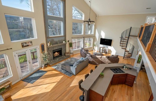 Lynn House | Lakeshore Retreat with Lake Lanier views & hot tub