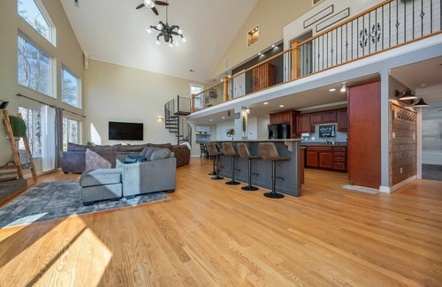 Lynn House | Lakeshore Retreat with Lake Lanier views & hot tub