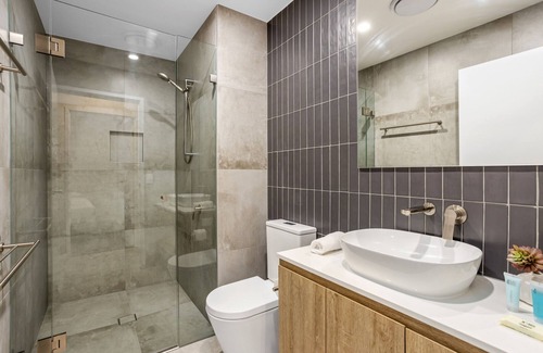 Birtinya House | Lakeside 2-Bed with Private Patio & Secure Parking