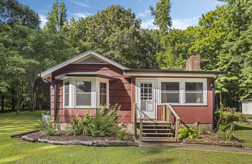 Dickson Cottage | Lakeside, 2-Bedroom Cottage with Fire Pit in Dickson