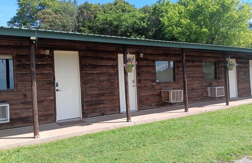 Madill Hotel | Lakeside 2BR Suite | Cozy & Comfortable Hotel Room at Texoma Shores Resort