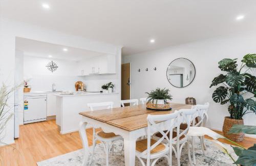 Belconnen Apartment | Lakeside 3-Bed Apartment with Jacuzzi