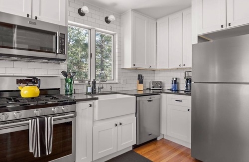 Becket House | Lakeside 3-BR Berkshires Residence