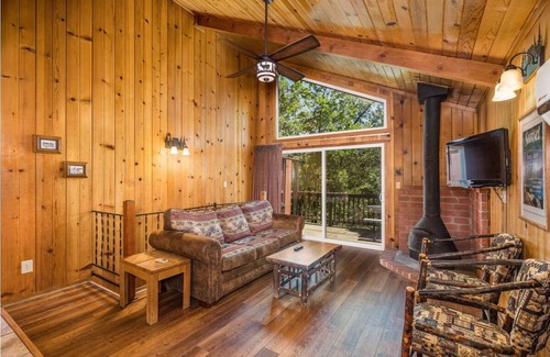 Bass Lake Hotel | Lakeside Bliss | Cozy Chalet Minutes from Bass Lake & Yosemite’s Natural Wonders