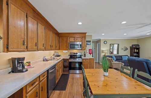 Eatonton House | Lakeside Bungalow, Sleeps 12, Private Dock + More!