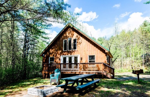 Caratunk Cabin | Lakeside cabin nestled along the shores of Wyman Lake
