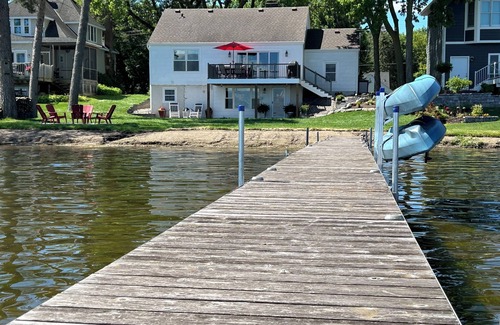 Forest Lake Cabin | LAKESIDE CABIN RETREAT on Forest Lake. The golden coast. 5 min walk downtown.