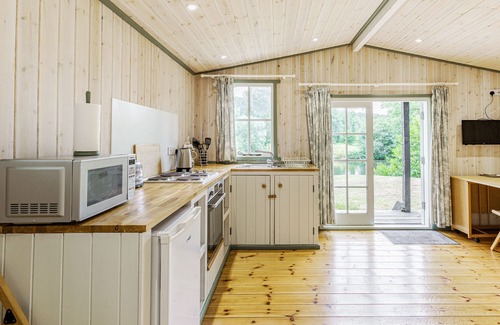 Honiton Cottage | LAKESIDE CABIN, with a garden in Sheldon