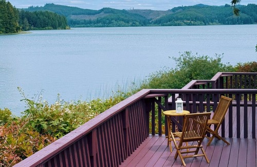 Dunes City Cabin | Lakeside Cabin with custom artwork near Florence