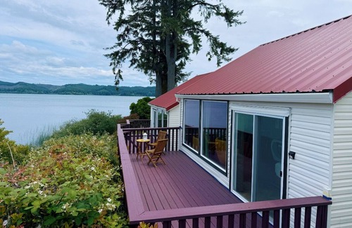 Dunes City Cabin | Lakeside Cabin with custom artwork near Florence