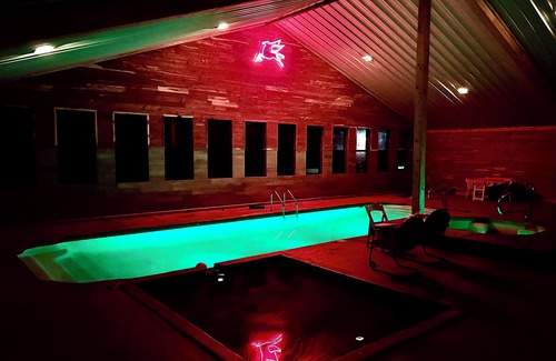 Quinlan House | Lakeside Cabin with Year-round Pool and Spa, 50 Miles from Dallas