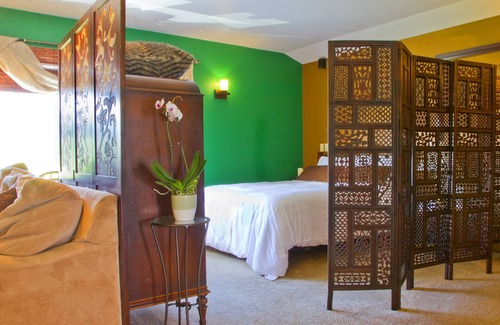 Stony Run Bed & Breakfast | Lakeside Carriage House at Leaser Lake B and B - cozy, comfortable, country