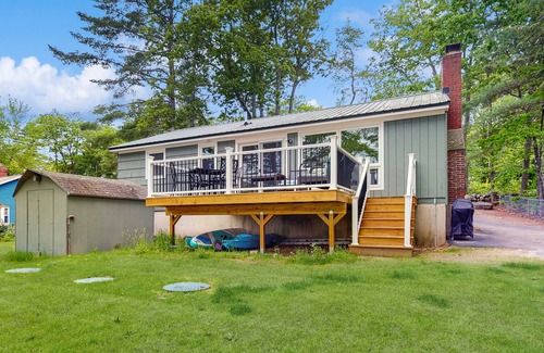 Ossipee House | Lakeside cottage with beautiful water-views and outdoor fire pit