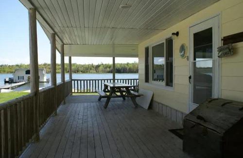 Cedarville House | 'Lakeside' Cottage with porch and sandy beach