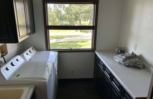 Ashby Cabin | Lakeside Escape: Adventure & Relaxation