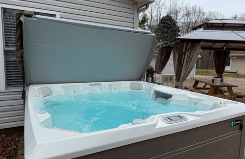 Cynthiana House | Lakeside Escape ~ Waterfront w/Hot Tub (NEW DOCK!)
