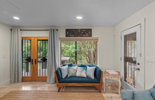 Shreveport Apartment | Lakeside Haven with private deck & waterfront access.